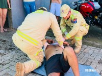 Rapaz é socorrido pelo Siate após acidente entre carro e moto no Bairro Três Lagoas Rapaz é socorrido pelo Siate após acidente entre carro e moto no Bairro Três Lagoas