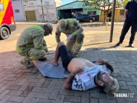 Rapaz é socorrido pelo Siate após acidente entre carro e moto no Bairro Três Lagoas Rapaz é socorrido pelo Siate após acidente entre carro e moto no Bairro Três Lagoas