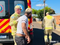Rapaz é socorrido pelo Siate após acidente entre carro e moto no Bairro Três Lagoas Rapaz é socorrido pelo Siate após acidente entre carro e moto no Bairro Três Lagoas