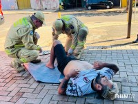 Rapaz é socorrido pelo Siate após acidente entre carro e moto no Bairro Três Lagoas Rapaz é socorrido pelo Siate após acidente entre carro e moto no Bairro Três Lagoas