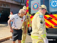 Rapaz é socorrido pelo Siate após acidente entre carro e moto no Bairro Três Lagoas Rapaz é socorrido pelo Siate após acidente entre carro e moto no Bairro Três Lagoas