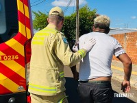 Rapaz é socorrido pelo Siate após acidente entre carro e moto no Bairro Três Lagoas Rapaz é socorrido pelo Siate após acidente entre carro e moto no Bairro Três Lagoas