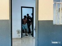 Militares do CHOQUE prende homem com grande quantidade de cocaína na Favela da Sadia Militares do CHOQUE prende homem com grande quantidade de cocaína na Favela da Sadia