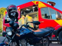 Van escolar atinge motocicleta durante manobra de ré no Bairro Campos do Iguaçu Van escolar atinge motocicleta durante manobra de ré no Bairro Campos do Iguaçu