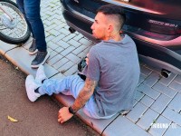 Van escolar atinge motocicleta durante manobra de ré no Bairro Campos do Iguaçu Van escolar atinge motocicleta durante manobra de ré no Bairro Campos do Iguaçu