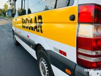 Van escolar atinge motocicleta durante manobra de ré no Bairro Campos do Iguaçu Van escolar atinge motocicleta durante manobra de ré no Bairro Campos do Iguaçu