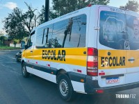 Van escolar atinge motocicleta durante manobra de ré no Bairro Campos do Iguaçu Van escolar atinge motocicleta durante manobra de ré no Bairro Campos do Iguaçu