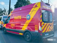 Van escolar atinge motocicleta durante manobra de ré no Bairro Campos do Iguaçu Van escolar atinge motocicleta durante manobra de ré no Bairro Campos do Iguaçu