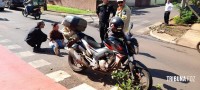 Passageira de moto é socorrida pelo Siate após queda na Av. General Meira Passageira de moto é socorrida pelo Siate após queda na Av. General Meira