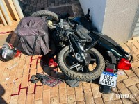 Motociclista de 23 anos é arremessado contra muro após colisão e fica em estado gravíssimo Motociclista de 23 anos é arremessado contra muro após colisão e fica em estado gravíssimo
