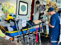 Motociclista de 23 anos é arremessado contra muro após colisão e fica em estado gravíssimo Motociclista de 23 anos é arremessado contra muro após colisão e fica em estado gravíssimo