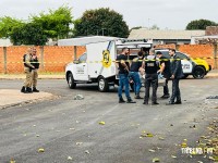 Homem de 42 anos é executado a tiros no Jardim Dourado em Foz do Iguaçu Homem de 42 anos é executado a tiros no Jardim Dourado em Foz do Iguaçu