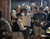 Operação policial em boate termina com sete presos, adolescente encontrado no local e 26 motocicletas apreendidas em Presidente Franco, no Paraguai Operação policial em boate termina com sete presos, adolescente encontrado no local e 26 motocicletas apreendidas em Presidente Franco, no Paraguai