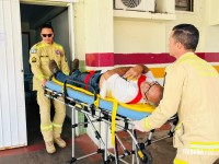 Idoso de 67 anos fica ferido após cair de elevador em posto de combustíveis na BR-277 Idoso de 67 anos fica ferido após cair de elevador em posto de combustíveis na BR-277
