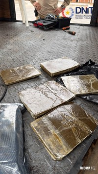 304 quilos de maconha premium é apreendido em caminhão prestes a cruzar para o Brasil pela Ponte da Integração 304 quilos de maconha premium é apreendido em caminhão prestes a cruzar para o Brasil pela Ponte da Integração