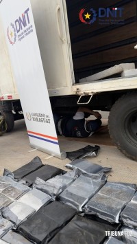 304 quilos de maconha premium é apreendido em caminhão prestes a cruzar para o Brasil pela Ponte da Integração 304 quilos de maconha premium é apreendido em caminhão prestes a cruzar para o Brasil pela Ponte da Integração