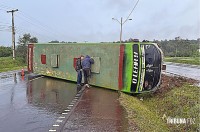 Ônibus capta ao desviar de caminhão na Ruta PY-02 no Paraguai Ônibus capta ao desviar de caminhão na Ruta PY-02 no Paraguai