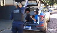 Guarda Municipal prende dois homens durante furto de barras de alumínio na área central de Foz do Iguaçu Guarda Municipal prende dois homens durante furto de barras de alumínio na área central de Foz do Iguaçu