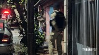 Homem é morto a tiros enquanto estava sentado em frente à residência no Bairro Três Lagoas Homem é morto a tiros enquanto estava sentado em frente à residência no Bairro Três Lagoas