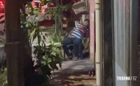 Homem é morto a tiros enquanto estava sentado em frente à residência no Bairro Três Lagoas Homem é morto a tiros enquanto estava sentado em frente à residência no Bairro Três Lagoas