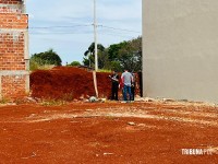 Homem é encontrado morto em terreno baldio ao lado de uma obra em construção em Foz do Iguaçu Homem é encontrado morto em terreno baldio ao lado de uma obra em construção em Foz do Iguaçu