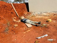 Homem é encontrado morto em terreno baldio ao lado de uma obra em construção em Foz do Iguaçu Homem é encontrado morto em terreno baldio ao lado de uma obra em construção em Foz do Iguaçu