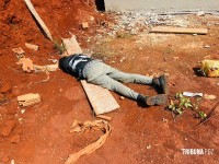 Homem é encontrado morto em terreno baldio ao lado de uma obra em construção em Foz do Iguaçu Homem é encontrado morto em terreno baldio ao lado de uma obra em construção em Foz do Iguaçu