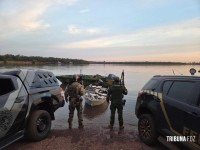 PF e PM apreendem 540 kg de maconha em embarcação no Lago de Itaipu PF e PM apreendem 540 kg de maconha em embarcação no Lago de Itaipu