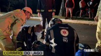 Motocicleta com dois ocupantes cai após desviar de Fiat Strada em Santa Helena Motocicleta com dois ocupantes cai após desviar de Fiat Strada em Santa Helena