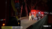 Motocicleta com dois ocupantes cai após desviar de Fiat Strada em Santa Helena Motocicleta com dois ocupantes cai após desviar de Fiat Strada em Santa Helena