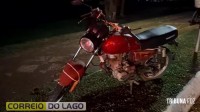 Motocicleta com dois ocupantes cai após desviar de Fiat Strada em Santa Helena Motocicleta com dois ocupantes cai após desviar de Fiat Strada em Santa Helena