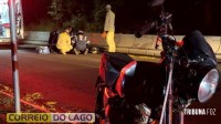 Motocicleta com dois ocupantes cai após desviar de Fiat Strada em Santa Helena Motocicleta com dois ocupantes cai após desviar de Fiat Strada em Santa Helena