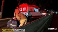 Motocicleta com dois ocupantes cai após desviar de Fiat Strada em Santa Helena Motocicleta com dois ocupantes cai após desviar de Fiat Strada em Santa Helena