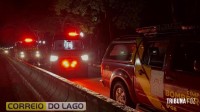 Motocicleta com dois ocupantes cai após desviar de Fiat Strada em Santa Helena Motocicleta com dois ocupantes cai após desviar de Fiat Strada em Santa Helena