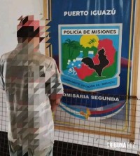 Um vizinho flagra homem carregando um portão de metal, avisou a polícia que prendeu o gatuno em Puerto Iguazu na Argentina Um vizinho flagra homem carregando um portão de metal, avisou a polícia que prendeu o gatuno em Puerto Iguazu na Argentina