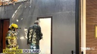 Incêndio destrói parte de residência e assusta moradores na região do Balneário Terra das Águas em Santa Helena Incêndio destrói parte de residência e assusta moradores na região do Balneário Terra das Águas em Santa Helena