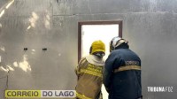 Incêndio destrói parte de residência e assusta moradores na região do Balneário Terra das Águas em Santa Helena Incêndio destrói parte de residência e assusta moradores na região do Balneário Terra das Águas em Santa Helena