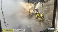 Incêndio destrói parte de residência e assusta moradores na região do Balneário Terra das Águas em Santa Helena Incêndio destrói parte de residência e assusta moradores na região do Balneário Terra das Águas em Santa Helena