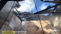 Incêndio destrói parte de residência e assusta moradores na região do Balneário Terra das Águas em Santa Helena Incêndio destrói parte de residência e assusta moradores na região do Balneário Terra das Águas em Santa Helena