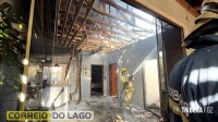 Incêndio destrói parte de residência e assusta moradores na região do Balneário Terra das Águas em Santa Helena Incêndio destrói parte de residência e assusta moradores na região do Balneário Terra das Águas em Santa Helena