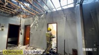 Incêndio destrói parte de residência e assusta moradores na região do Balneário Terra das Águas em Santa Helena Incêndio destrói parte de residência e assusta moradores na região do Balneário Terra das Águas em Santa Helena