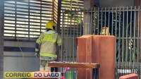 Incêndio destrói parte de residência e assusta moradores na região do Balneário Terra das Águas em Santa Helena Incêndio destrói parte de residência e assusta moradores na região do Balneário Terra das Águas em Santa Helena