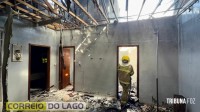 Incêndio destrói parte de residência e assusta moradores na região do Balneário Terra das Águas em Santa Helena Incêndio destrói parte de residência e assusta moradores na região do Balneário Terra das Águas em Santa Helena