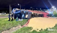 Caminhão tomba ao tentar escapar de outro veículo na Rodovia PY-02 em Ciudad Del Este Caminhão tomba ao tentar escapar de outro veículo na Rodovia PY-02 em Ciudad Del Este