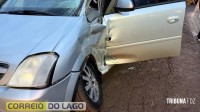 Colisão entre caminhão e Meriva deixa trânsito lento na saída de Santa Helena Colisão entre caminhão e Meriva deixa trânsito lento na saída de Santa Helena