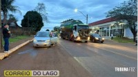 Colisão entre caminhão e Meriva deixa trânsito lento na saída de Santa Helena Colisão entre caminhão e Meriva deixa trânsito lento na saída de Santa Helena