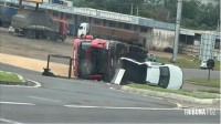 Tombamento de carreta afeta trânsito na BR-277 em Céu Azul Tombamento de carreta afeta trânsito na BR-277 em Céu Azul
