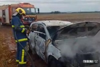 Carro pega fogo do nada e fica completamente destruído em área rural entre Foz do Iguaçu e Santa Terezinha de Itaipu Carro pega fogo do nada e fica completamente destruído em área rural entre Foz do Iguaçu e Santa Terezinha de Itaipu