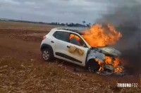 Carro pega fogo do nada e fica completamente destruído em área rural entre Foz do Iguaçu e Santa Terezinha de Itaipu Carro pega fogo do nada e fica completamente destruído em área rural entre Foz do Iguaçu e Santa Terezinha de Itaipu