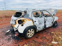 Carro pega fogo do nada e fica completamente destruído em área rural entre Foz do Iguaçu e Santa Terezinha de Itaipu Carro pega fogo do nada e fica completamente destruído em área rural entre Foz do Iguaçu e Santa Terezinha de Itaipu